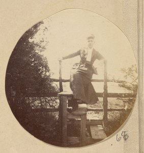 Femme en chapeau posée sur un stile - Unbekannt Unbekannt
